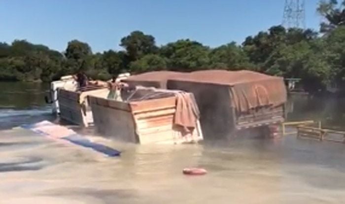 Caminhões afundam durante travessia no rio das Mortes